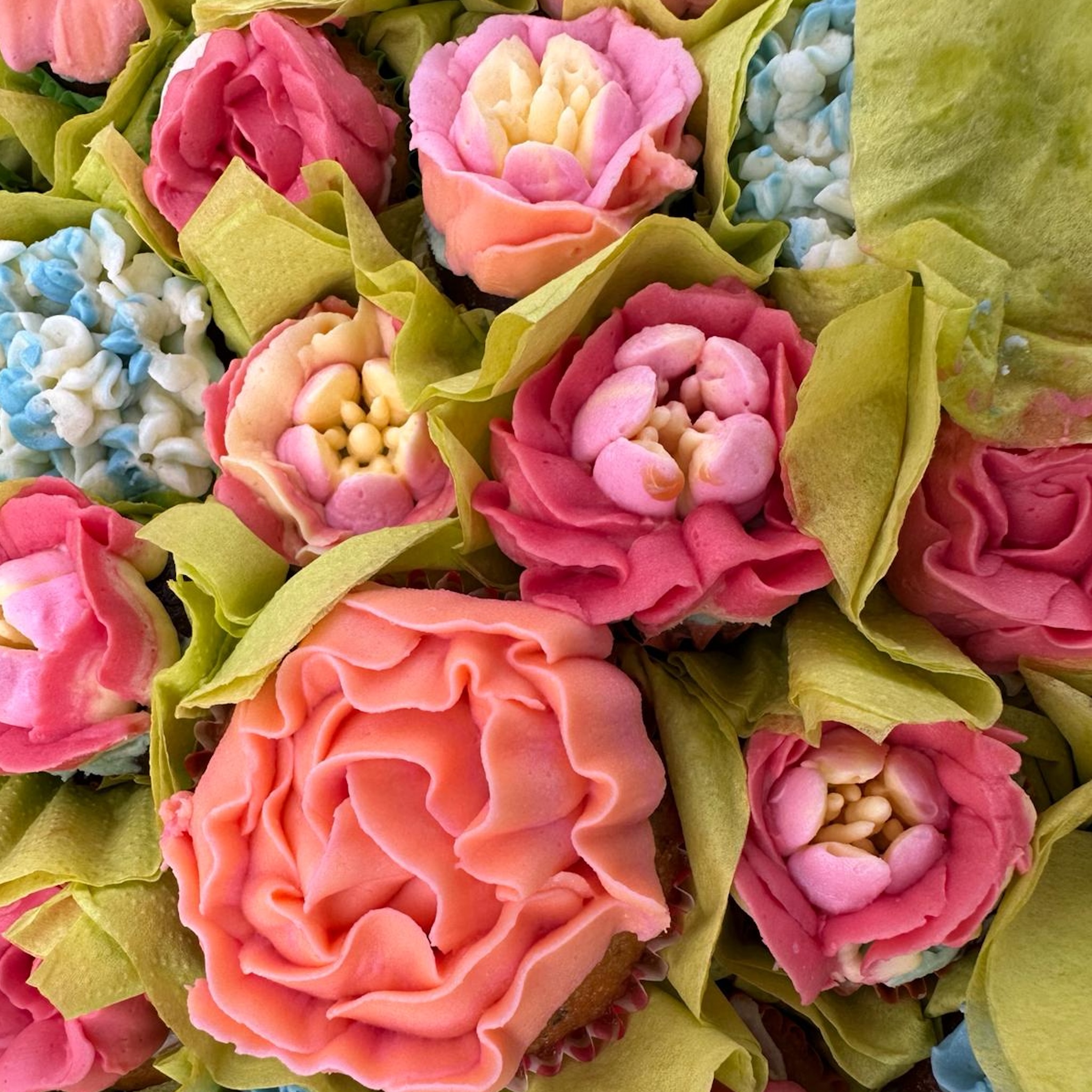 Cupcakes gedecoreerd met bloemen van botercreme