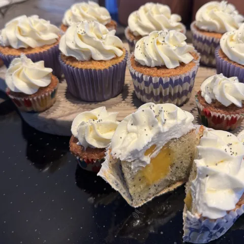 Lemon curd maanzaad Cupcake doorsnede