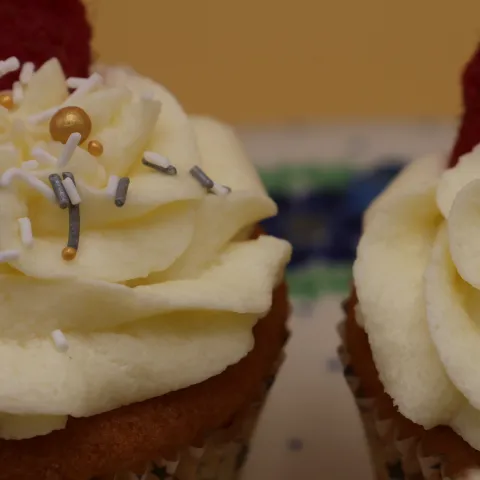 Prosecco cupcake met frambozen detail