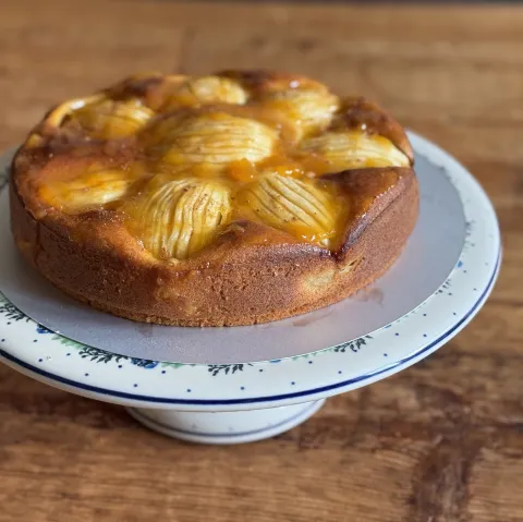 Opengewerkte appeltaart met abrikozen jam detail