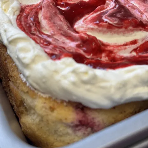 Frambozen traybake zijkant