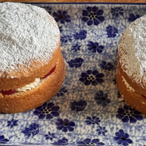 Mini Victoria Sponge cake boven